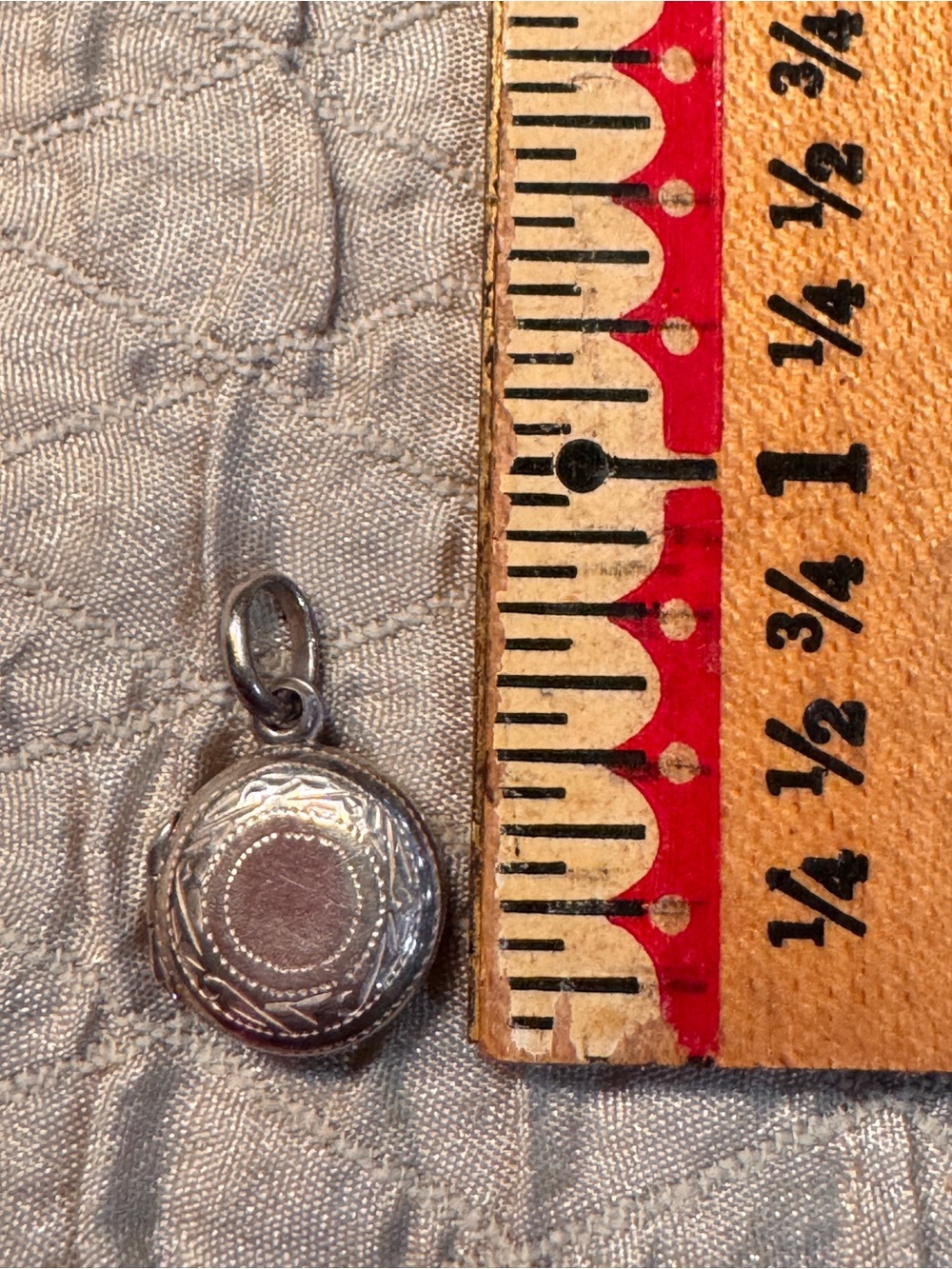 925 Sterling Silver Round Locket Pendant - Silver - Picture 4 of 6